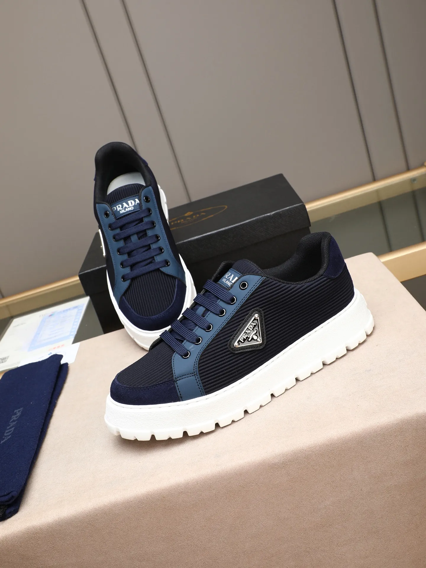 Men's Men's Shoes 💰440 Prada/Prada Men's new casual shoes, this sports shoe is made of imported calfskin upper with breathable mesh and breathable mesh lining. The foot pads are made of sheepskin, and the outsole is made of non-slip sports exclusive rubber outsole with logo. It feels good on the feet and is a fashionable item! Size: 38-44 (45 customized)